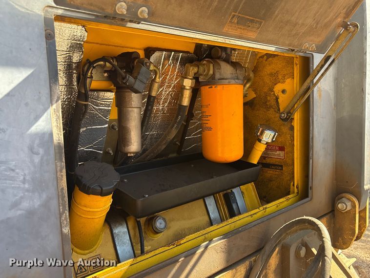 image for item FI0012 2001 New Holland DC100 dozer