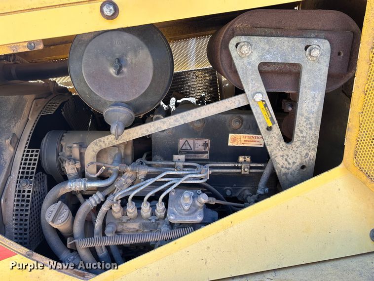 image for item FI0012 2001 New Holland DC100 dozer