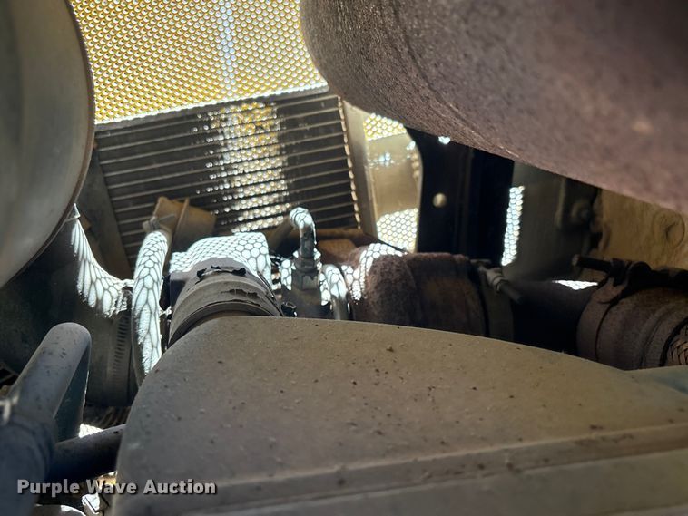 image for item FI0012 2001 New Holland DC100 dozer