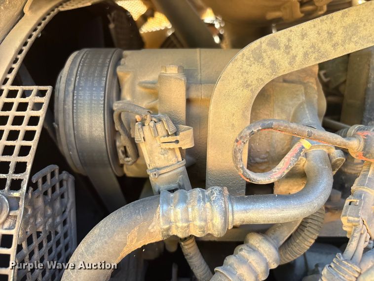 image for item FI0012 2001 New Holland DC100 dozer