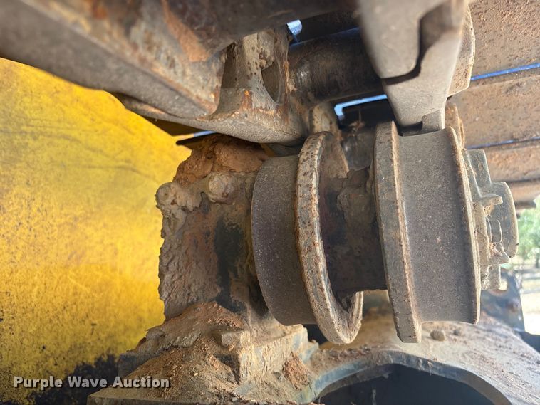 image for item FI0012 2001 New Holland DC100 dozer