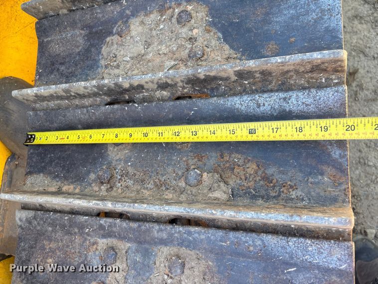 image for item FI0012 2001 New Holland DC100 dozer