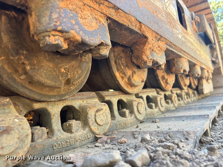 image for item FI0012 2001 New Holland DC100 dozer