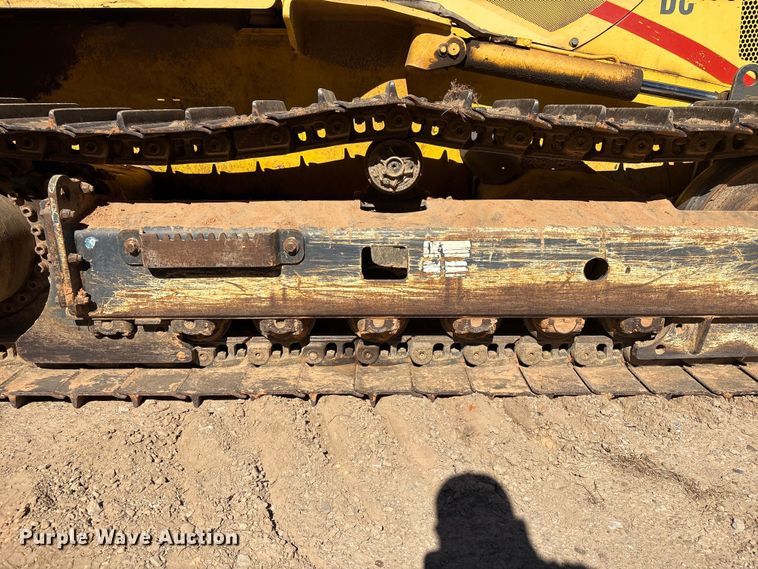 image for item FI0012 2001 New Holland DC100 dozer