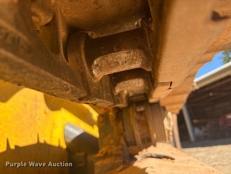 image for item FI0012 2001 New Holland DC100 dozer