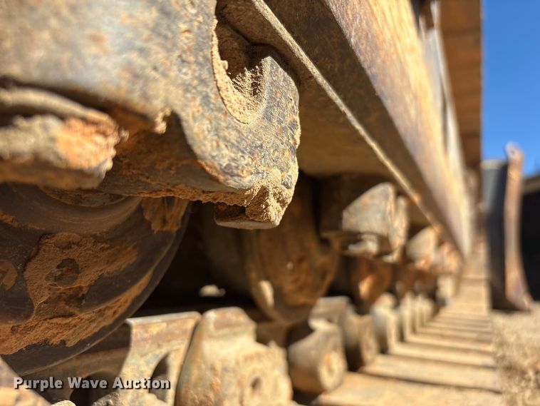 image for item FI0012 2001 New Holland DC100 dozer