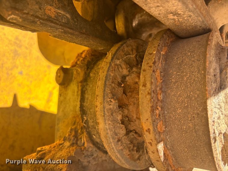 image for item FI0012 2001 New Holland DC100 dozer