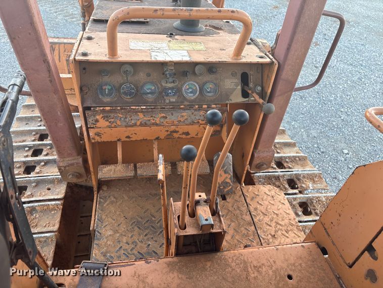 image for item FI0014 1991 Case 450C dozer