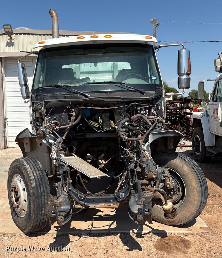 image for item IE9205 2005 International 8600 semi truck