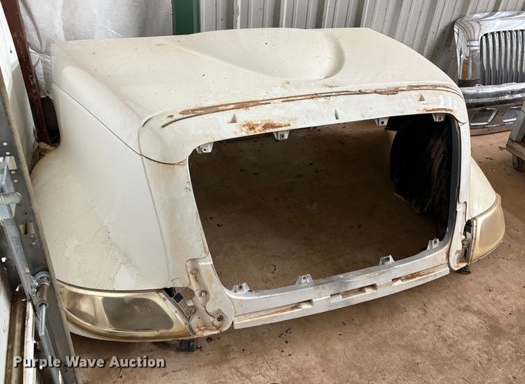 image for item IE9205 2005 International 8600 semi truck