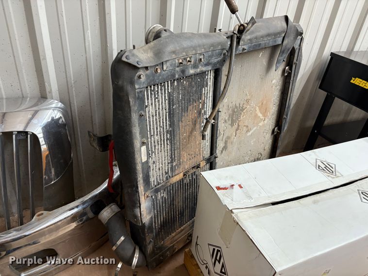 image for item IE9205 2005 International 8600 semi truck