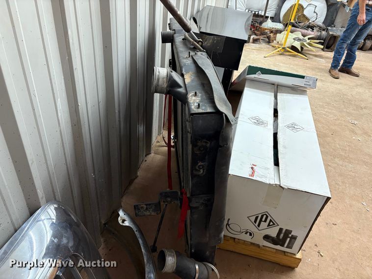 image for item IE9205 2005 International 8600 semi truck