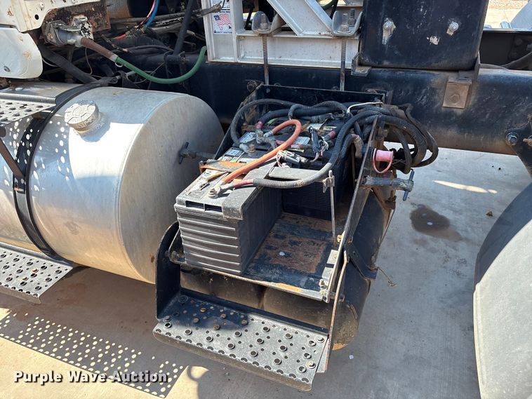 image for item IE9205 2005 International 8600 semi truck