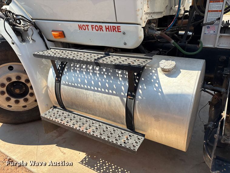 image for item IE9205 2005 International 8600 semi truck