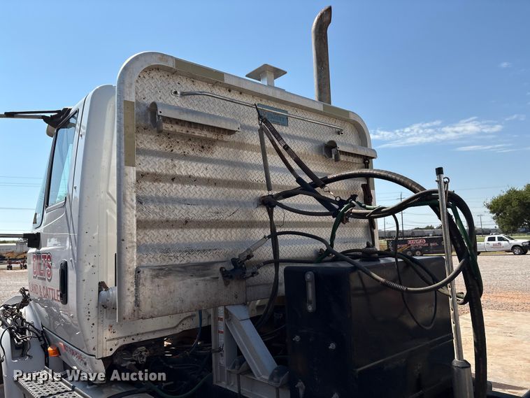 image for item IE9205 2005 International 8600 semi truck