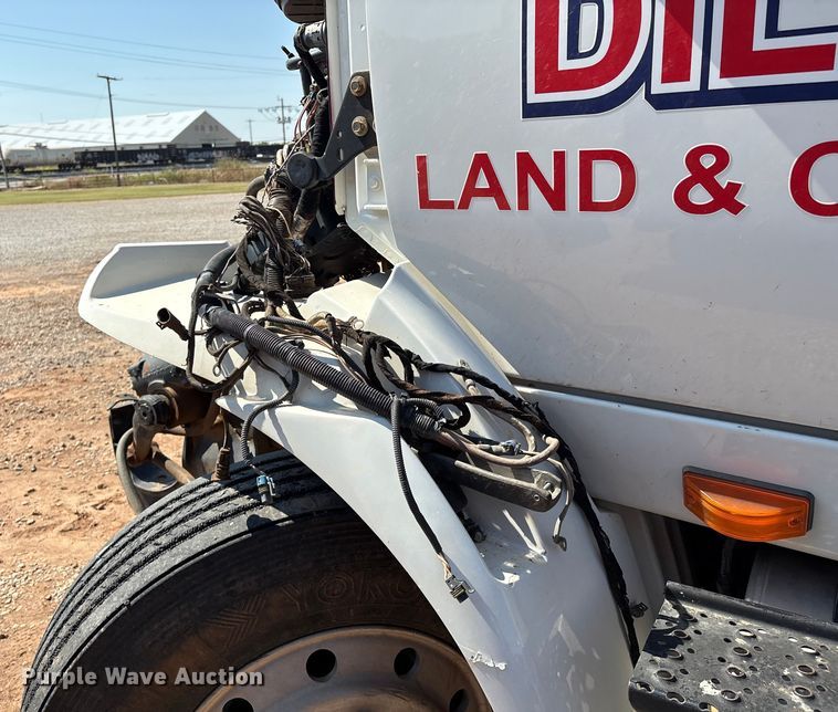 image for item IE9205 2005 International 8600 semi truck