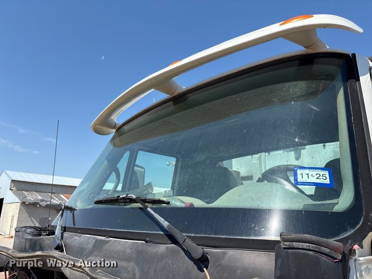 image for item IE9205 2005 International 8600 semi truck