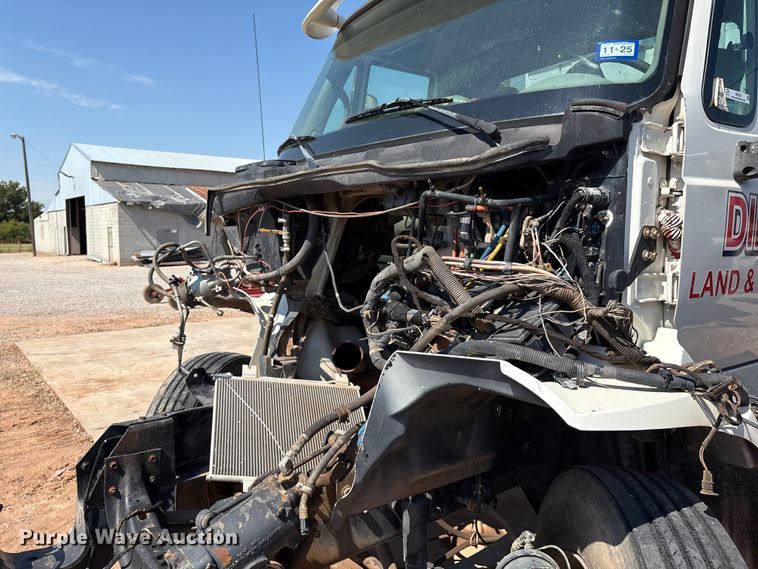 image for item IE9205 2005 International 8600 semi truck