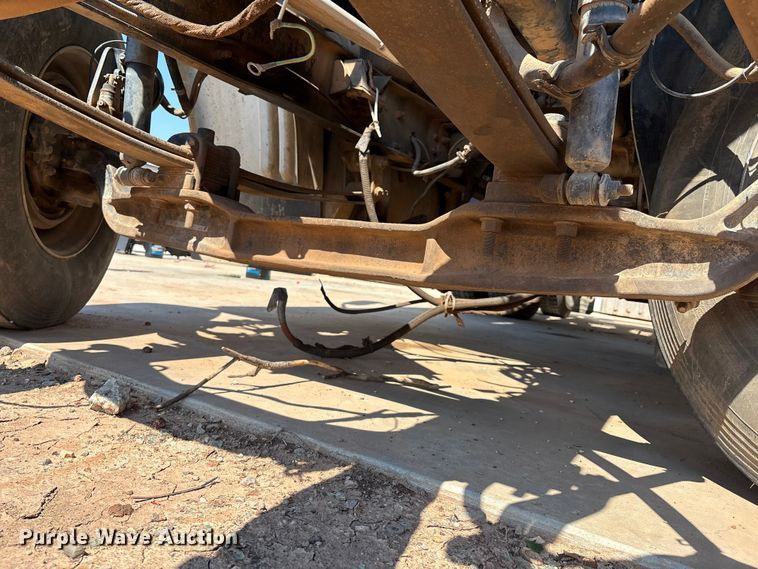 image for item IE9205 2005 International 8600 semi truck