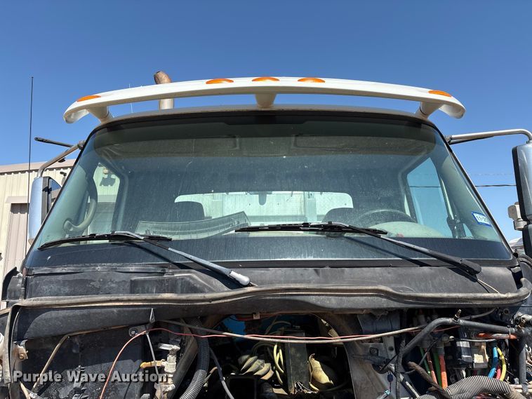 image for item IE9205 2005 International 8600 semi truck