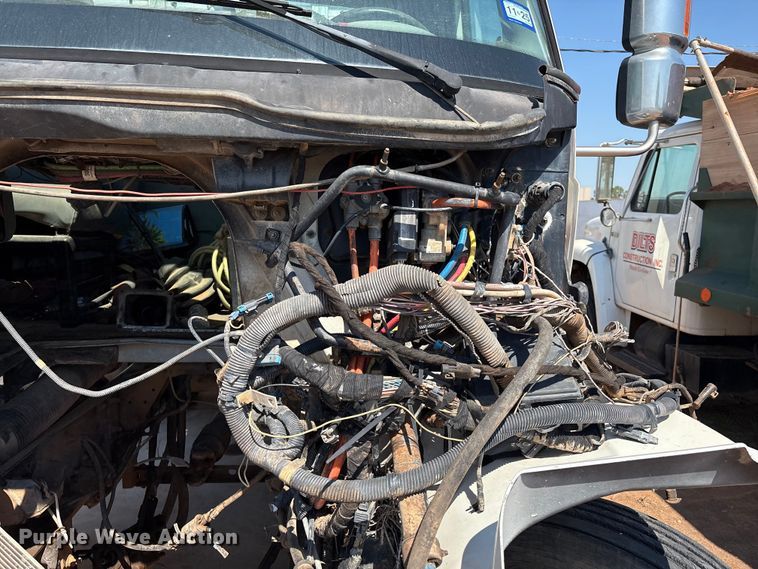 image for item IE9205 2005 International 8600 semi truck