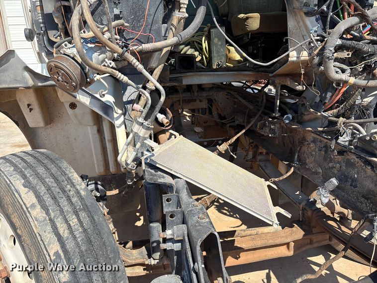 image for item IE9205 2005 International 8600 semi truck