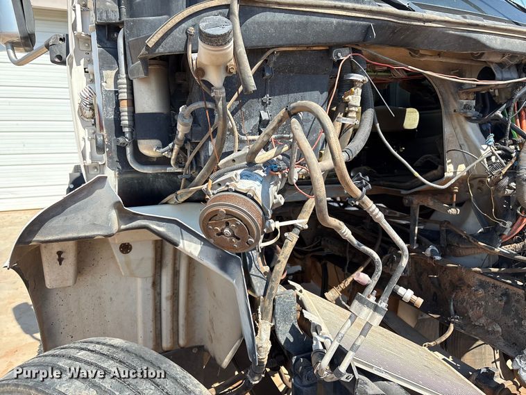 image for item IE9205 2005 International 8600 semi truck