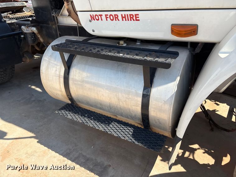 image for item IE9205 2005 International 8600 semi truck