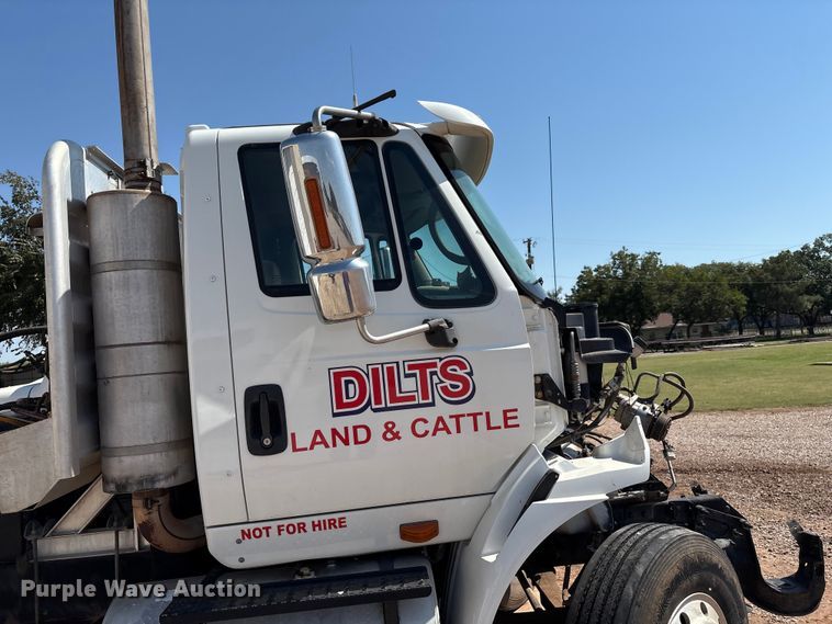 image for item IE9205 2005 International 8600 semi truck