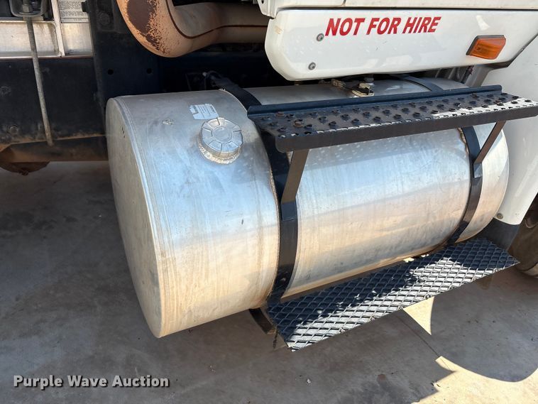 image for item IE9205 2005 International 8600 semi truck