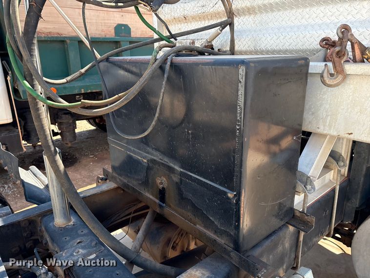 image for item IE9205 2005 International 8600 semi truck