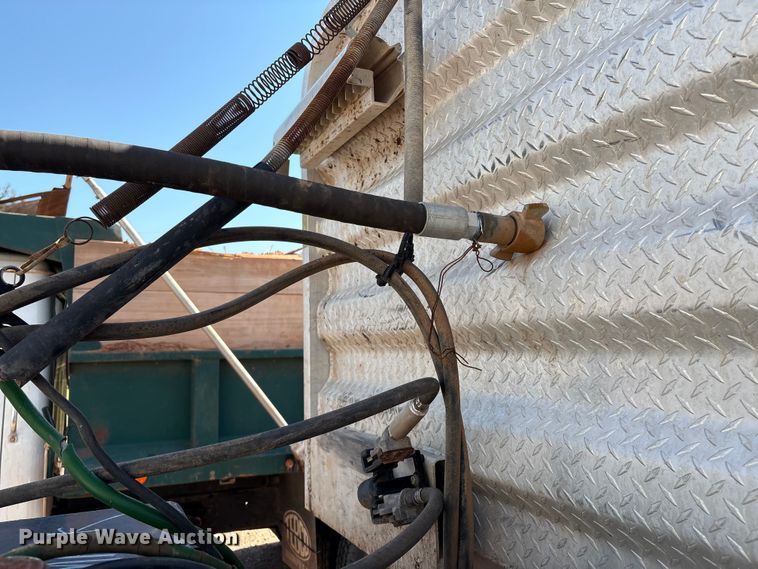 image for item IE9205 2005 International 8600 semi truck