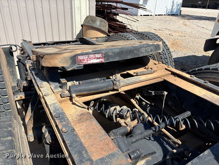 image for item IE9205 2005 International 8600 semi truck