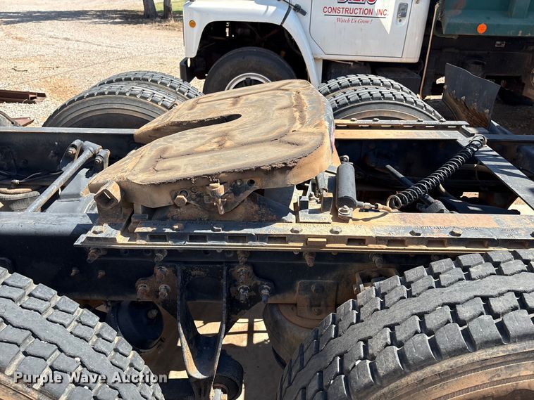 image for item IE9205 2005 International 8600 semi truck