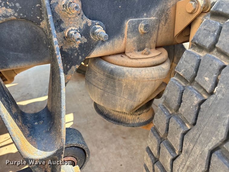 image for item IE9205 2005 International 8600 semi truck