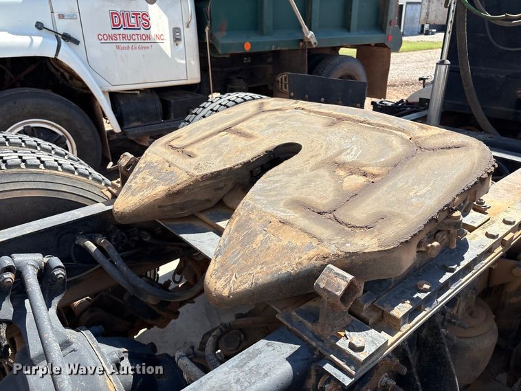 image for item IE9205 2005 International 8600 semi truck