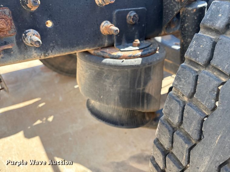 image for item IE9205 2005 International 8600 semi truck