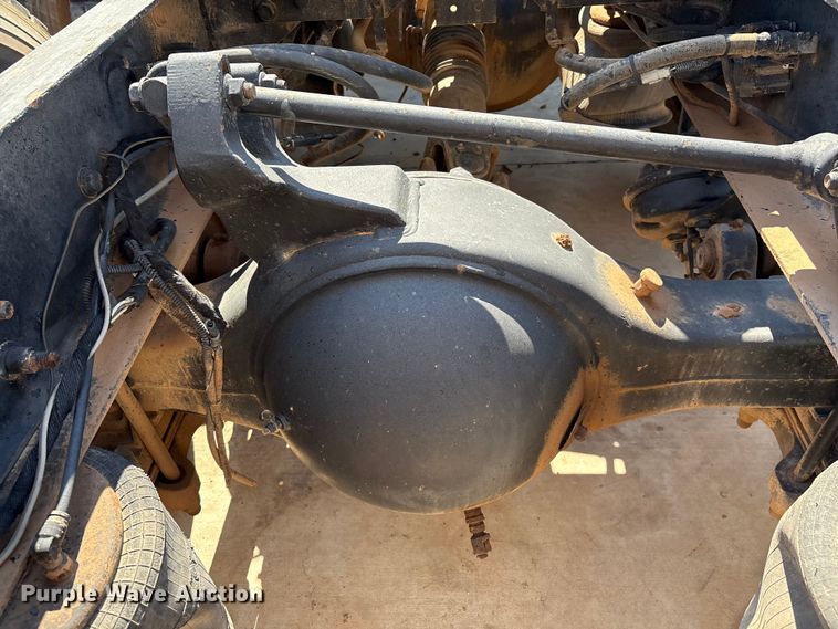 image for item IE9205 2005 International 8600 semi truck