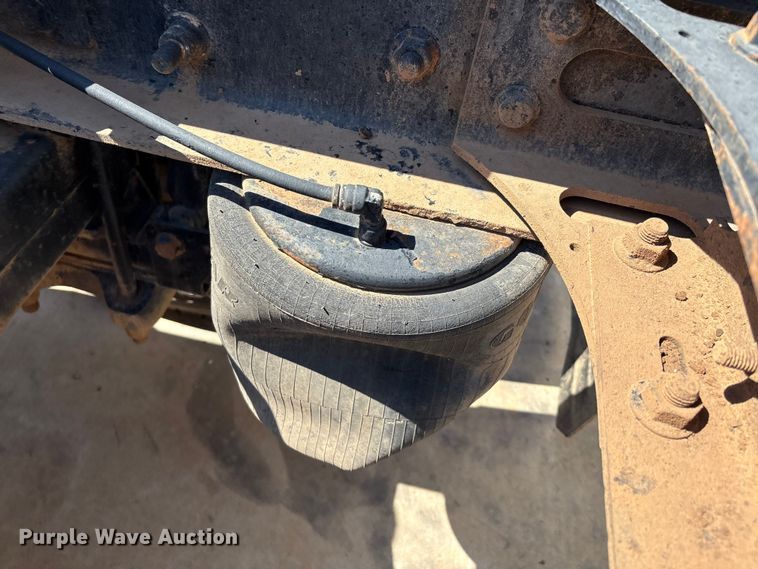 image for item IE9205 2005 International 8600 semi truck