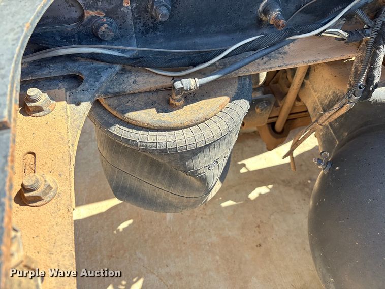 image for item IE9205 2005 International 8600 semi truck