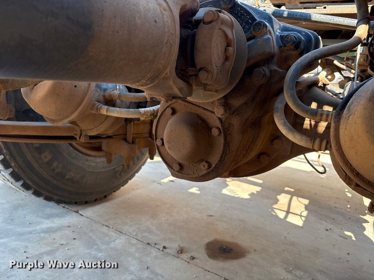 image for item IE9205 2005 International 8600 semi truck