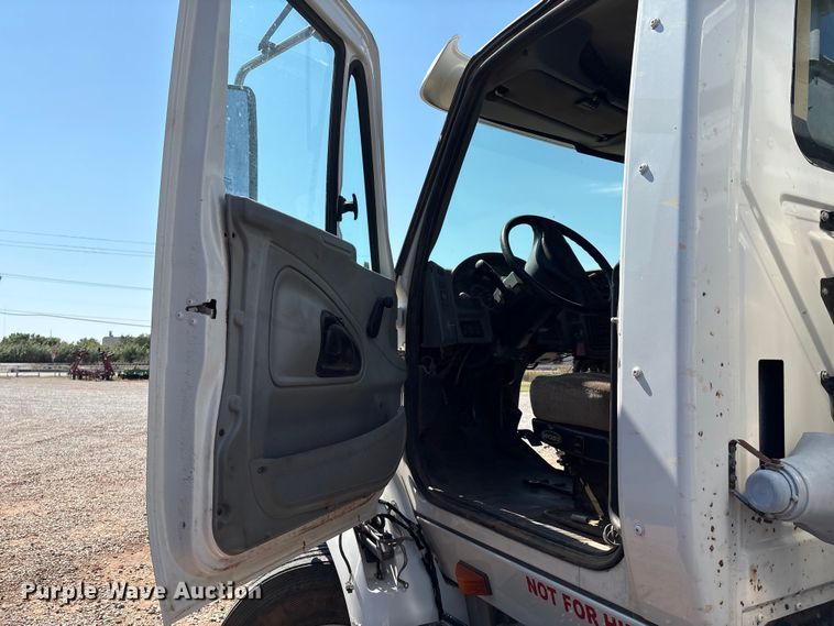 image for item IE9205 2005 International 8600 semi truck