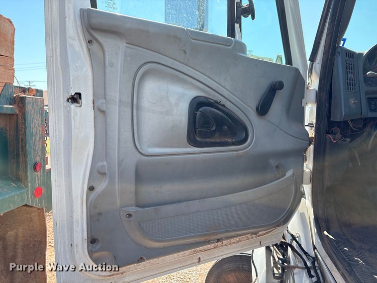 image for item IE9205 2005 International 8600 semi truck