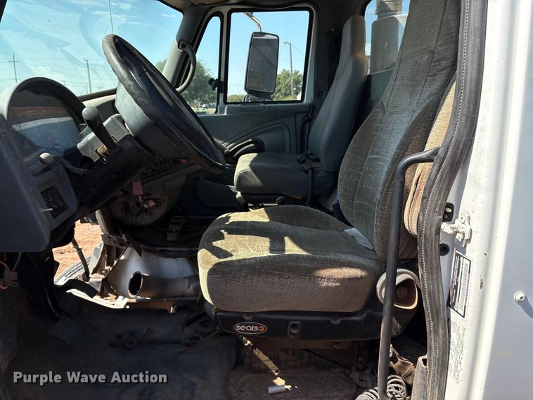 image for item IE9205 2005 International 8600 semi truck