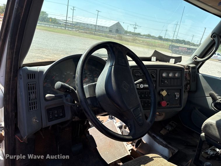 image for item IE9205 2005 International 8600 semi truck