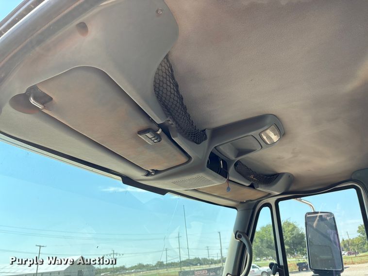 image for item IE9205 2005 International 8600 semi truck