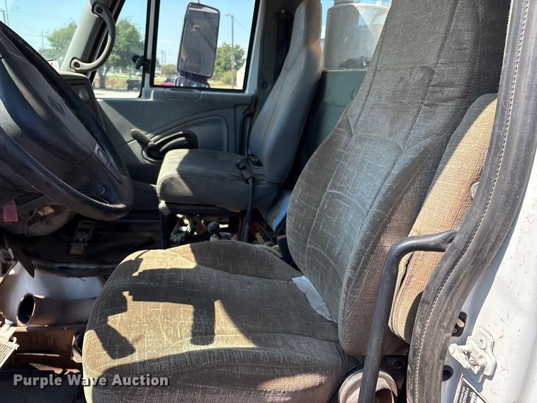 image for item IE9205 2005 International 8600 semi truck