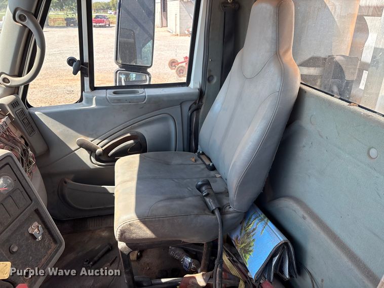 image for item IE9205 2005 International 8600 semi truck