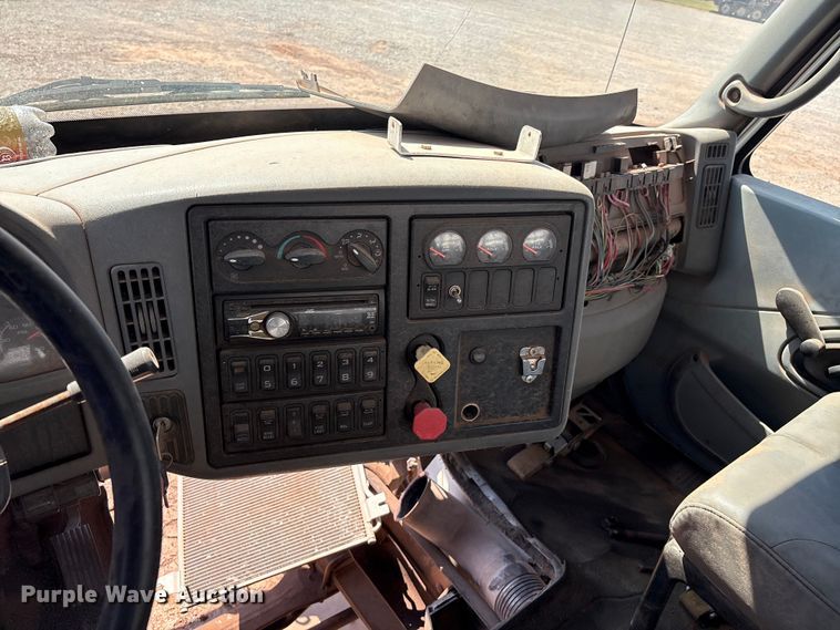 image for item IE9205 2005 International 8600 semi truck