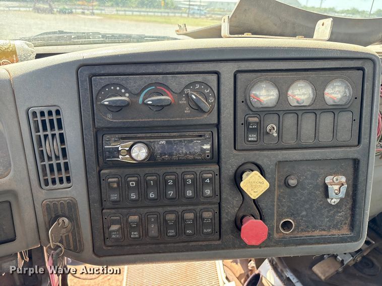 image for item IE9205 2005 International 8600 semi truck